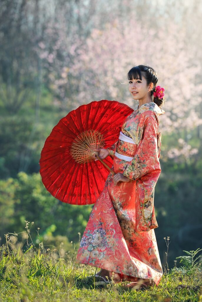 טיול מאורגן ליפן- אישה לבושה קימונו מסורתי ומטריה